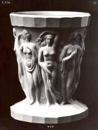Abb. 2007-1-03/022 Fotografien Hoffmann, Gablonz, um 1935-1939 Foto 12, Vase mit Frauenakten opak-elfenbein-farbenes (?) Pressglas, H xxx cm, D xxx cm Prod.Nr.