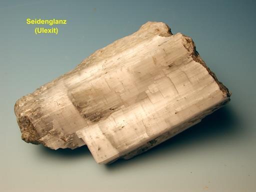 Glanz Seidenglanz - weisen Mineralien auf, die einen wogenden Lichtschein zeigen, wie er bei Seide