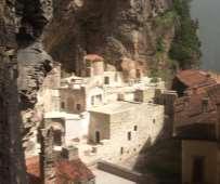 In einem Seitental liegt hoch oben über einer Schlucht, in einzigartiger Lage, das orthodoxe Sumela-Kloster.
