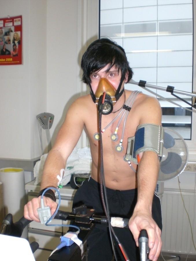 Blutdruckmanschette, sowie ein Pulsoxymeter zur Erfassung der kardialen Parameter angelegt. Zusätzlich wird dem Patienten eine Maske aufgesetzt, die der kontinuierlichen Atemgasmessung dient.