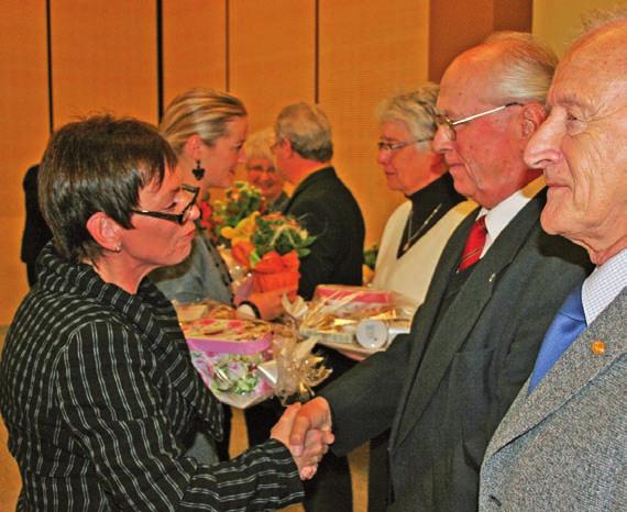 Gratulation an Lothar Emmel vom Geschichts- und Köhlerverein Mengersgereuth-Hämmern. Auch Heimatforscher Walter Lorenz wurde gedankt.