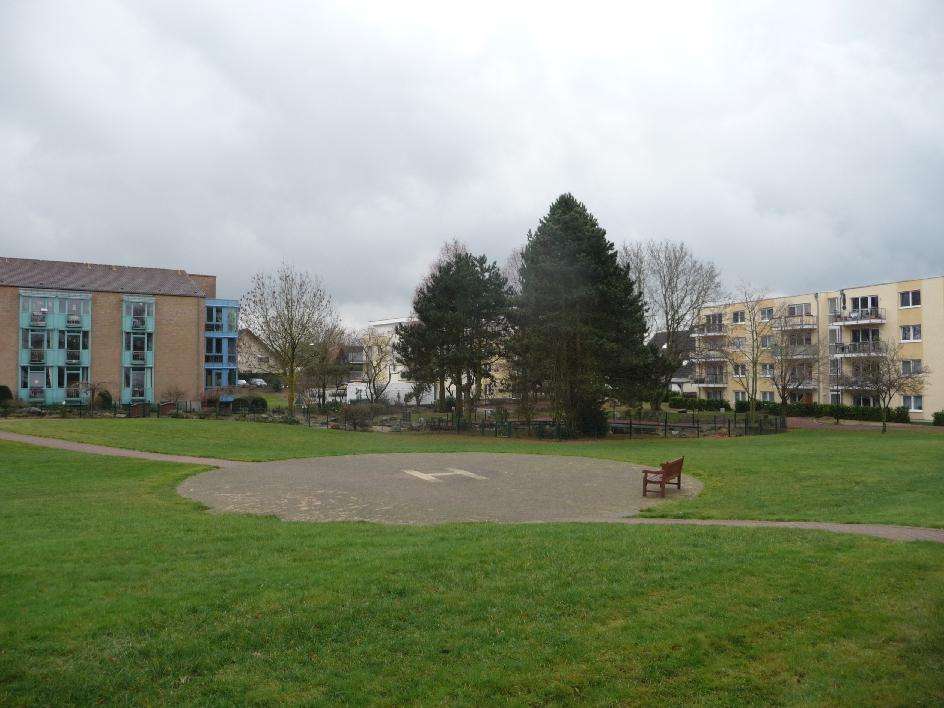 Abb. 6 In der Mitte des Parks befindet sich noch der Hubschrauberlandeplatz der ehemaligen Klinik. (Aufnahme 12.