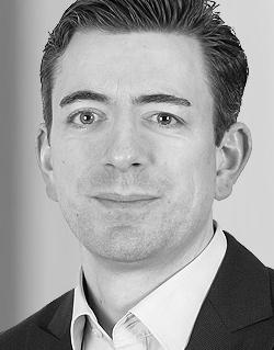 Referenten Andreas Botterbusch ist seit Januar 2014 als Primärmarkt-Analyst im Bereich Structured Finance bei Moody s in Frankfurt tätig.