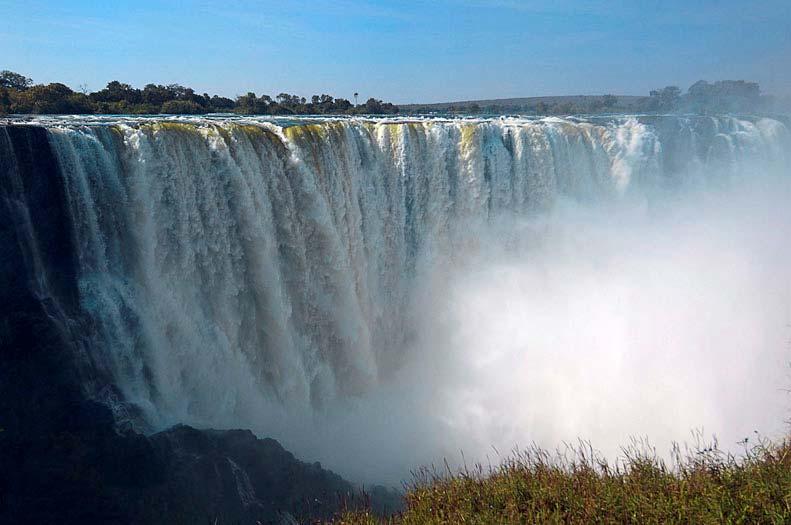 Tag 13: Victoria Wasserfälle Nach einer kurzen Autofahrt erreichen Sie Zimbabwe und damit auch Ihren Letzten von einer mit Höhepunkten gespickten Reise, den von David Livingstone entdeckten