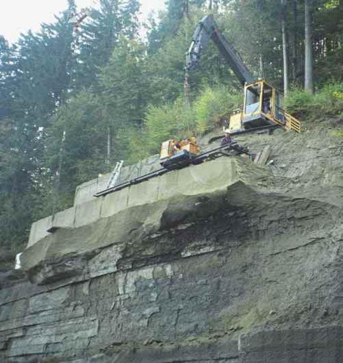 Nachdem 1998 der direkt im Gefahrenbereich liegende Felsüberhang entfernt worden war, wurde 2001