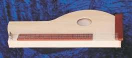 - Monochord 120cm langes, mit 2x26 Saiten (beidseitig) bespanntes Instrument, eine Seite blanke, andere Seite umsponnene Stahlsaiten.