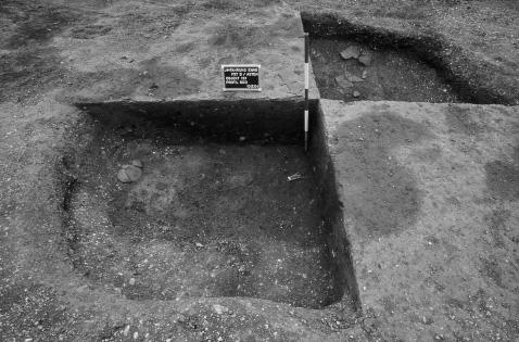 Abb. 1: Auf dem Boden des halbeingetieften Grubenhauses 191 in Asten (Fundstelle Nordumfahrung Enns ) lag ein zerscherbter frühlatènezeitlicher Topf (Foto: BDA). in die Traun gelegen.
