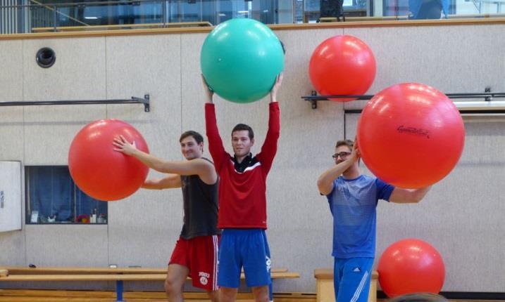 " 4 Lehrerdemonstration zur Gymnastikball- Choreographie Demonstration und Aufgabe "Beobachtet, wie die einzelnen Tänzer