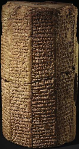 Inschrift (19 cm hoch, 10,5 cm) des assyrischen Königs Asarhaddon (680 669 v. Chr.) auf einem Prisma aus der Stadt Hilla in der Nähe von Babylon.