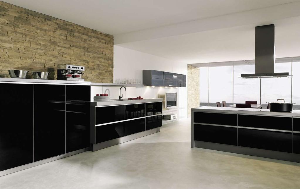 ALNOart pro Die grifflose Küche mit profiliertem Echt-Aluminium-Rahmen und farbig lackierten Hochglanz-Glasfronten zeigt brillante Spiegelwirkung.