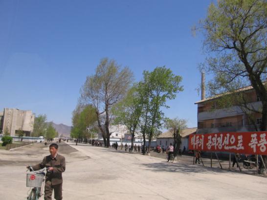 Stahlhütten, Okphyŏng, berühmt für sein Keramik-Kunstgewerbe und seine Baumaterialfabrik, Koam (Fischereistützpunkt), Kaphyŏng (3 km vom ehemaligen