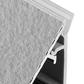 Die spezielle Form des Aluminiumprofils lässt Wandabschlussleiste und Arbeitsfläche wie aus einem Stück gefertigt erscheinen.