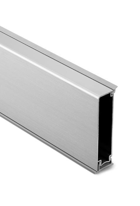 ALZATINE - WANDABSCHLUSSLEISTEN R3610/80 Composta da un profilo in materiale plastico coestruso da fissare al piano e da un profilo di finitura in alluminio liscio.