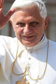 Benedikt XVI argumentiert auch gegen den Relativismus. Bei ihm hat absolut also einen Sinn. Es ist ein Dogma.