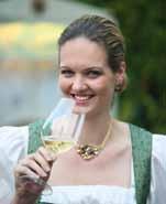 16/17 Christiane Eder: Sommeliere 2010 Ein Blick in das Weinbuch beweist, dass bei uns die Leidenschaft für gute Tropfen ebenso ausgeprägt ist wie die für erlesene Küche.