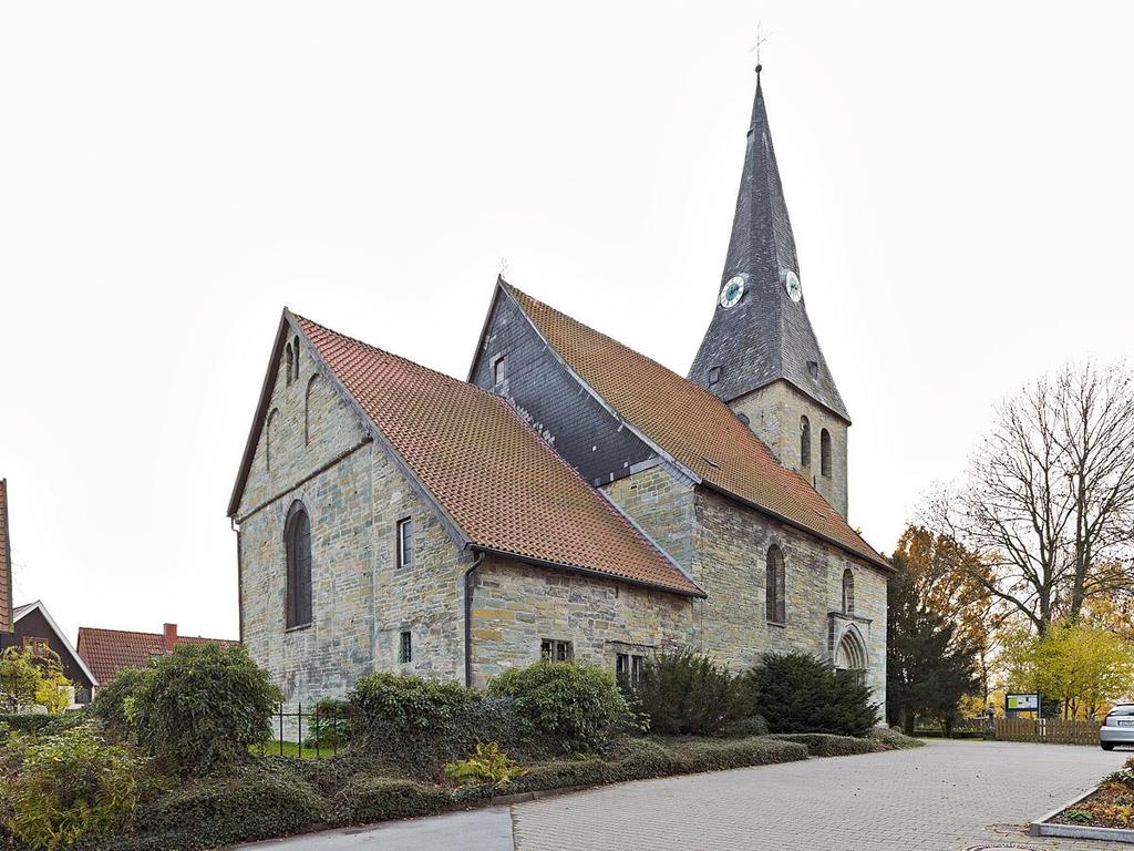 005394BAD2012_11_13_01 Blick von Nordosten auf die Kirche Blick auf die romanische Kirche mit dem Turm aus dem 12.