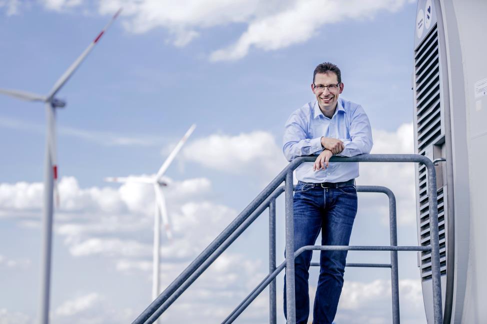 Ihr Ansprechpartner Bereich Firmenkunden Jörg-Uwe Fischer Fachbereichsleiter Erneuerbare Energien Tel.