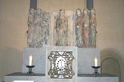 Auf einige Ausstattungsstücke sei besonders hingewiesen: Das Dreikönigs-Relief, heute auf dem Hochaltar, ist sicher das bedeutendste Kunstwerk unserer Kirche.