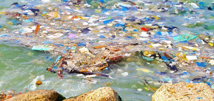 Abfall-Müll-Recycling-Kreislauf Im Meer treiben Tausende Tonnen von Plastikmüll.