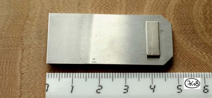 unten: Magnet auf Spiegelseite, hier: 4 mm dick, 95 mm von der Schneide.