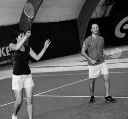 Trainingskleidern und bereit, am Gruppenplausch teilzunehmen. Die Teilnehmer konnten zwischen den Disziplinen Tennis, Badminton und Jassen wählen.