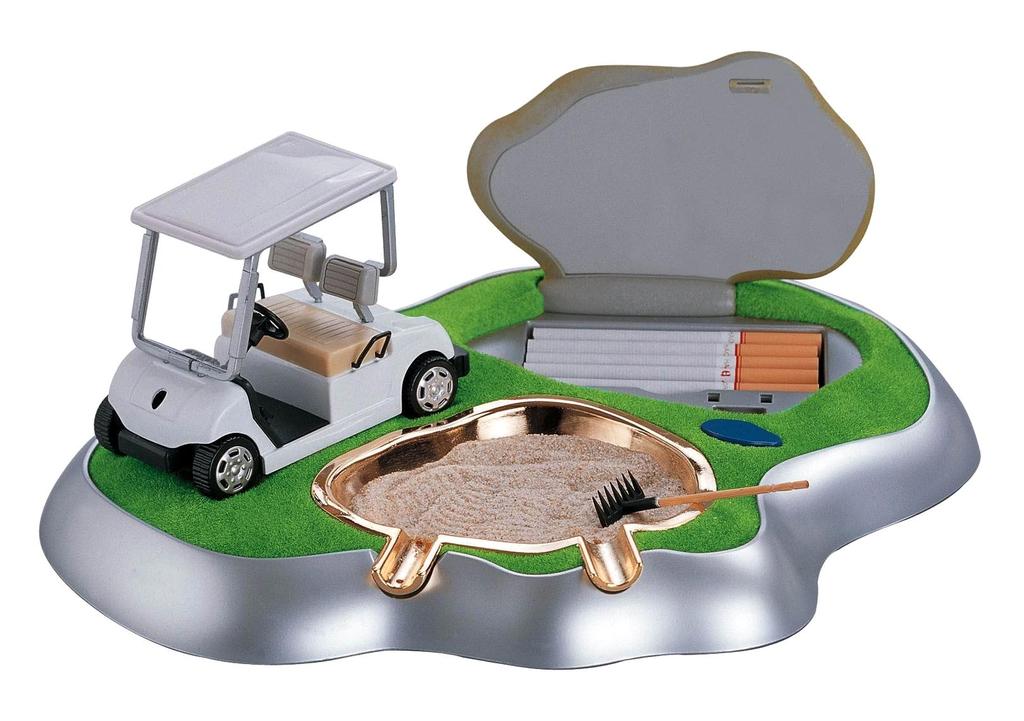 000007044 Golf-Aschenbecher Set Stück / VE 12 EAN / GTIN 4250408800511 Tolles Aschenbecher Set im Golf- Design. Der Aschenbecher ist in Form eines Bunkers mit echtem Sand und Harke.