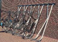 Fahrradständer/-überdachungen + Fahrradständer für schräghohes Parken Wand- oder Mauerständer zur Verankerung an vorhandene Wände, wechselweise versetzte