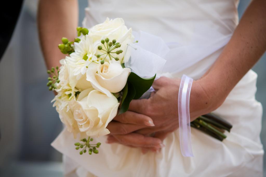 Brautstrauß Brautstrauß & Ansteckblume geschmackvoller Blumenschmuck zu Ihrem großen Moment Machen Sie aus einen Brautstrauß meinen Brautstrauß und suchen Sie sich Ihr persönliches Wunsch-Bouquet aus.