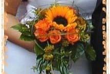Sonnenblume 2 - Leistungsvariante zum Brautstrauß Sommerlicher Strauß mit einer Sonnenblume. Mit unserem Artikel "Brautstrauß" haben wir Ihnen schon unser allgemeines Blumenangebot unterbreitet.