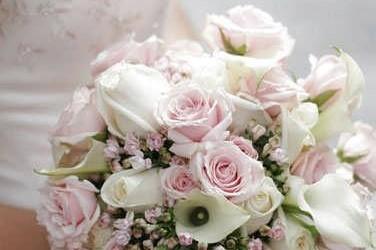 Rosen 2 - Leistungsvariante zum Brautstrauß Runder Strauß mit klassisch weißen und rosé farbigen Blüten.