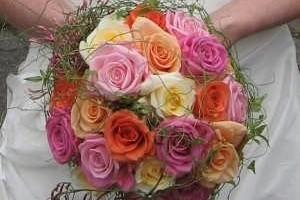 Rosen 4 - Leistungsvariante zum Brautstrauß Runder Strauß aus verschieden Rosen. Mit unserem Artikel "Brautstrauß" haben wir Ihnen schon unser allgemeines Blumenangebot unterbreitet.