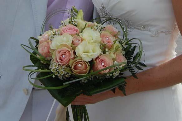 Rosen 6 - Leistungsvariante zum Brautstrauß Rosen mit Grün und kleinen Perlen. Mit unserem Artikel "Brautstrauß" haben wir Ihnen schon unser allgemeines Blumenangebot unterbreitet.