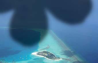 Ein Atoll besteht aus einem ringförmigen Korallenriff, das eine Lagune umschließt.