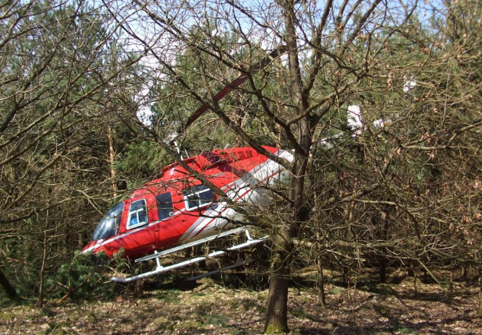 Endlage des Hubschraubers in den Bäumen Quelle: BFU In den Bäumen hängend habe er den Drehgasgriff am Pitch geschlossen und den Fuel-Cut-Off-Schalter betätigt.