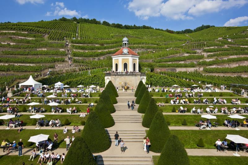 Gruppenangebote Schloss Wackerbarth Schloss Wackerbarth Genussvolle Führungen im Reich der Sinne Vor den Toren s, direkt in den Radebeuler Weinbergen, liegt Schloss Wackerbarth.