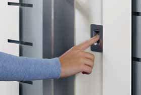 Dabei werden die Strom- und Datensignale durch ein Kabel im Türfalz vom Türrahmen zum Türblatt übertragen. Natürlich können Sie Ihre Haustür weiterhin mit dem Schlüssel öffnen.