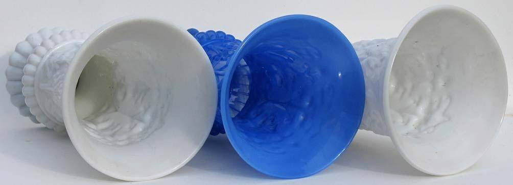 cm, G 509 g opak-weißes Glas, H 18,4 cm, D 10,9 cm, G 497 g, opak-blaues Glas, H 16,8 cm, D 10,9 cm, G 464 g