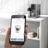 Kaffeegenießer mit einem interaktiven Benutzerhandbuch und Pflegevideos.