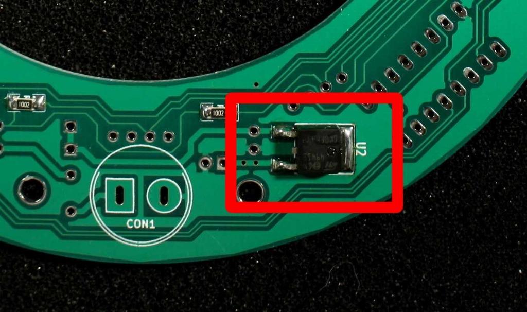 5. Einlöten des SMD Spannungsreglers. Das Bauteil wir auf die Rückseite der Platine angelötet. Lege den Spannungsregler auf den Lötplatz mit der Bezeichnung U2.