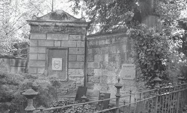 1881 von Kaufmann Grumbach aus der Parthenstraße gekauft. Es ist die erste Wandgrabstelle links vom Eingang Berliner Straße. Leider ist nicht mehr viel von ihr zu erkennen.