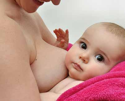 Der Nacken und ein Teil des Kopfes liegen in Ihrer Hand. Ihr Arm unterstützt den Rücken und die Schultern des Babys. Sie haben jetzt wieder eine Hand frei, um Ihre Brust anzubieten.