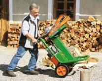 Kurzholzspalter mit Meterholzoption Mithilfe der Holzhaltespitze geht Ihnen die Arbeit leichter von der Hand.