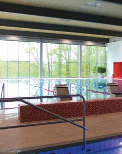 Schwimmerbecken im neuen Hallenbad Sprungturm am Schwimmerbecken ten-riegel oder Rahmenkonstruktion mit Dreifach-Isolierverglasung ausgeführt.