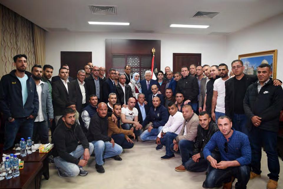 April 2018) Palästinensischer "Tag der Gefangenen" in Judäa und Samaria Anlässlich des "Tags der Gefangenen" traf Mahmud Abbas in seinem Büro in Ramallah mit einer Delegation von freigelassenen
