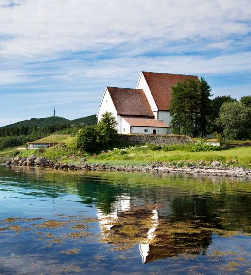 Sie sehen die markante Bergkette "Sieben Schwestern" und den berühmten Berg mit dem Loch namens Torghatten vom Wasser aus.