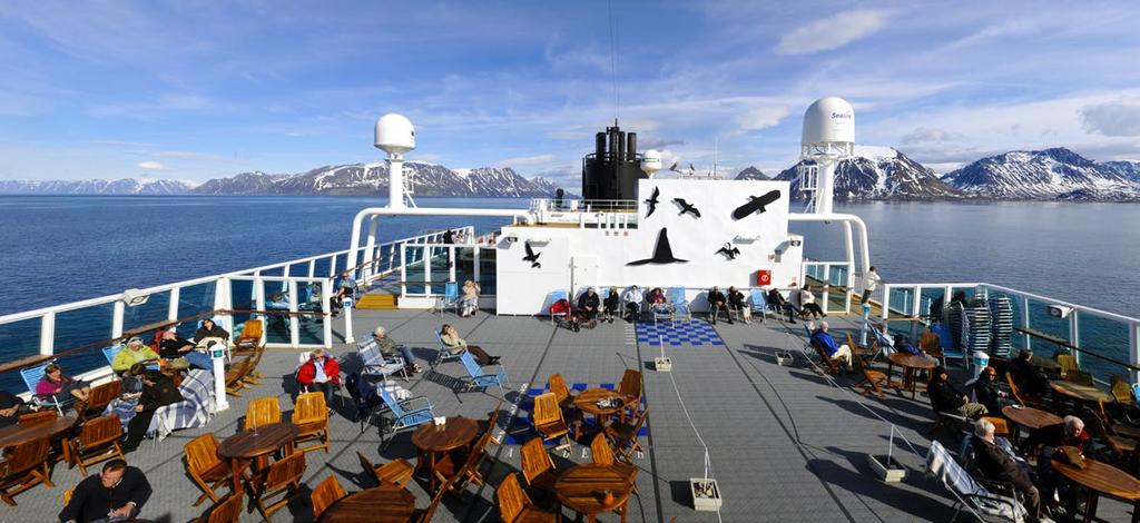 Das Leben an Bord Der Küstenexpress ist das Arbeitstier der norwegischen Küste und für viele der insgesamt 34 Hafenorte, die die Schiffe regelmäßig anlaufen, stellt er ein lebenswichtiges Glied in