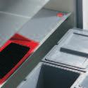 Metall-Seitenteile des Hailo XT Inset decken die Relingstangen der Auszüge hygienisch ab.