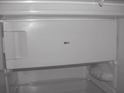 Türanschlagwechsel Türanschlagwechsel Die Kühlschranktür kann von rechts oder von links geöffnet werden. Werkseitig ist die Tür so angeschlagen, dass sie von links geöffnet wird.