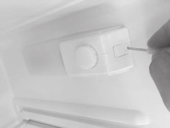 Bei abgeschaltetem Kühlschrank die Tür offen lassen, um Schimmelbildung, unangenehme Gerüche oder Oxydation zu vermeiden. 5. Das Gerät reinigen.