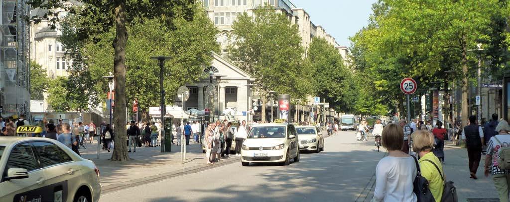 Abb. 5: Eine Geschäftsstraße, die gleichzeitig eine Hauptachse im ÖPNV ist, muss kein Widerspruch sein (Hamburg, Mönckebergstraße).